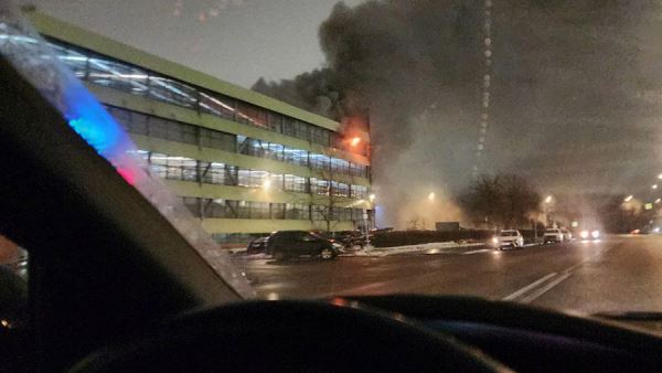 На западе Москвы загорелся паркинг